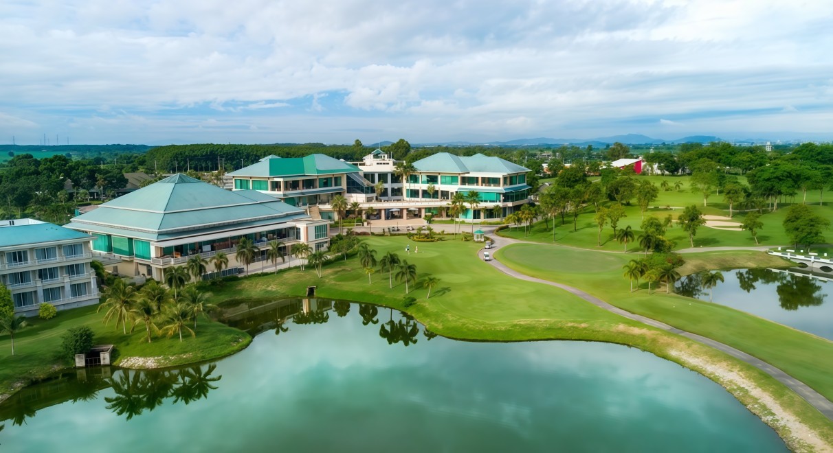 Pattana Golf Club and Resort（パタナ・ゴルフクラブ＆リゾート）のうねるフェアウェイ