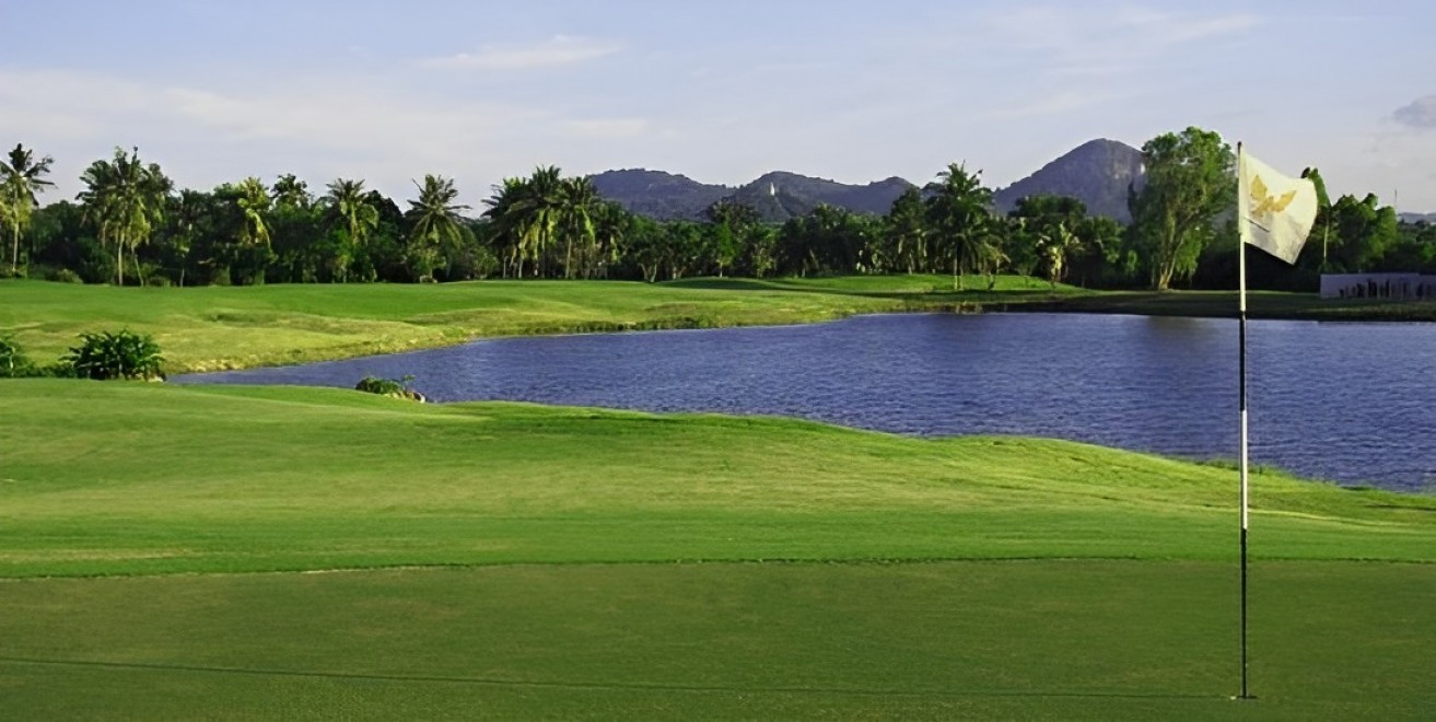 Phoenix Gold Golf and Country Club のバンカーとグリーン