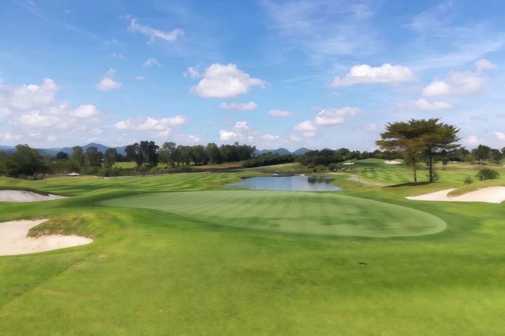 Rancho Charnvee Resort & Country Club のクラブハウスと湖