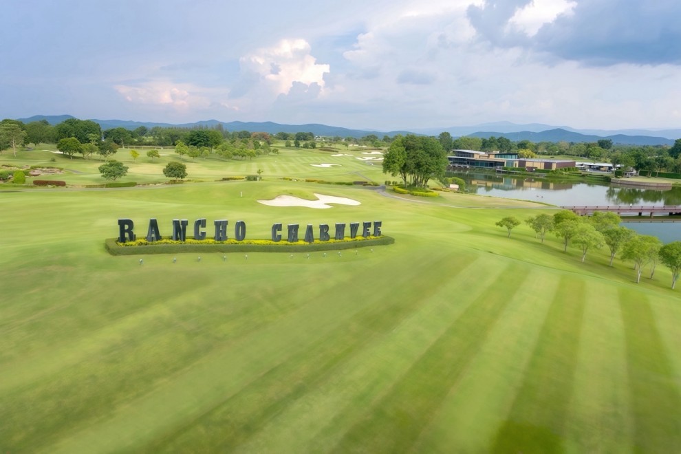 Rancho Charnvee Resort & Country Club(ランチョ・チャンウィー)の平坦なフェアウェイと山の背景