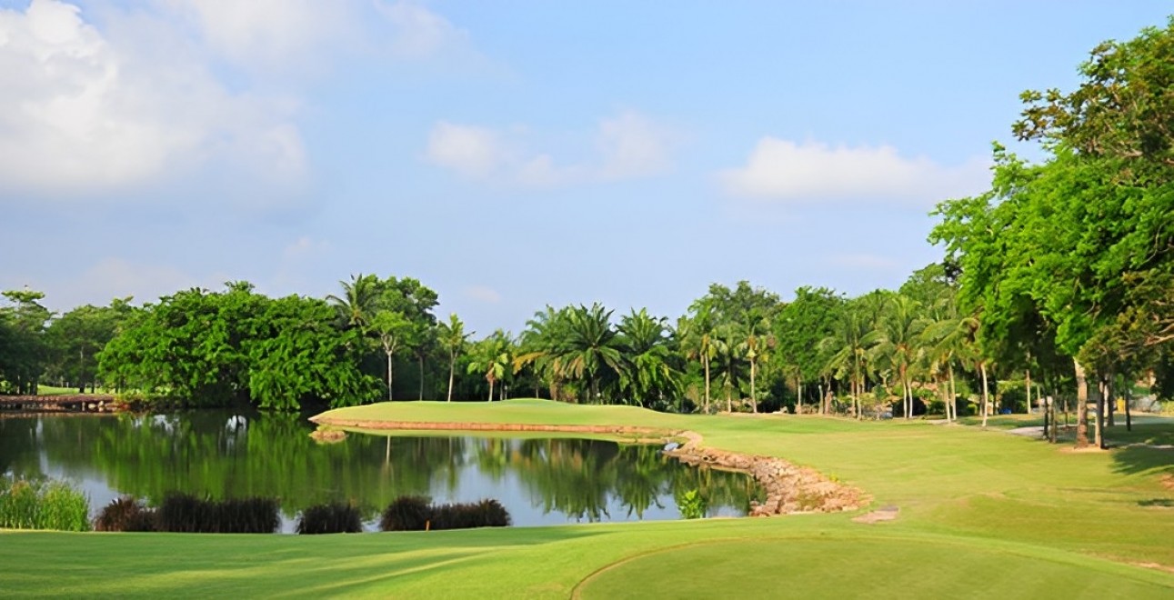 Rayong Green Valley Country Club の高い面のバンカー