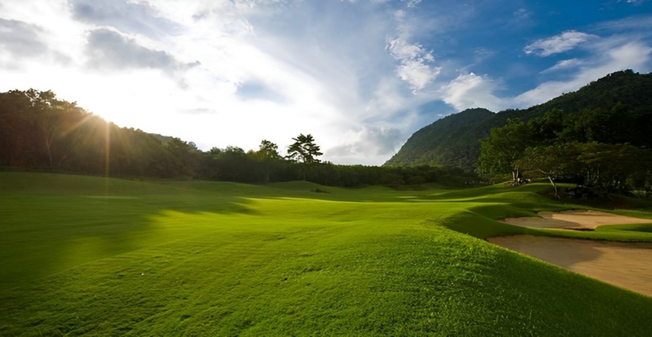 Rayong Green Valley Country Club（ラヨーン・グリーンバレー・カントリークラブ）の砲台グリーンとバンカー