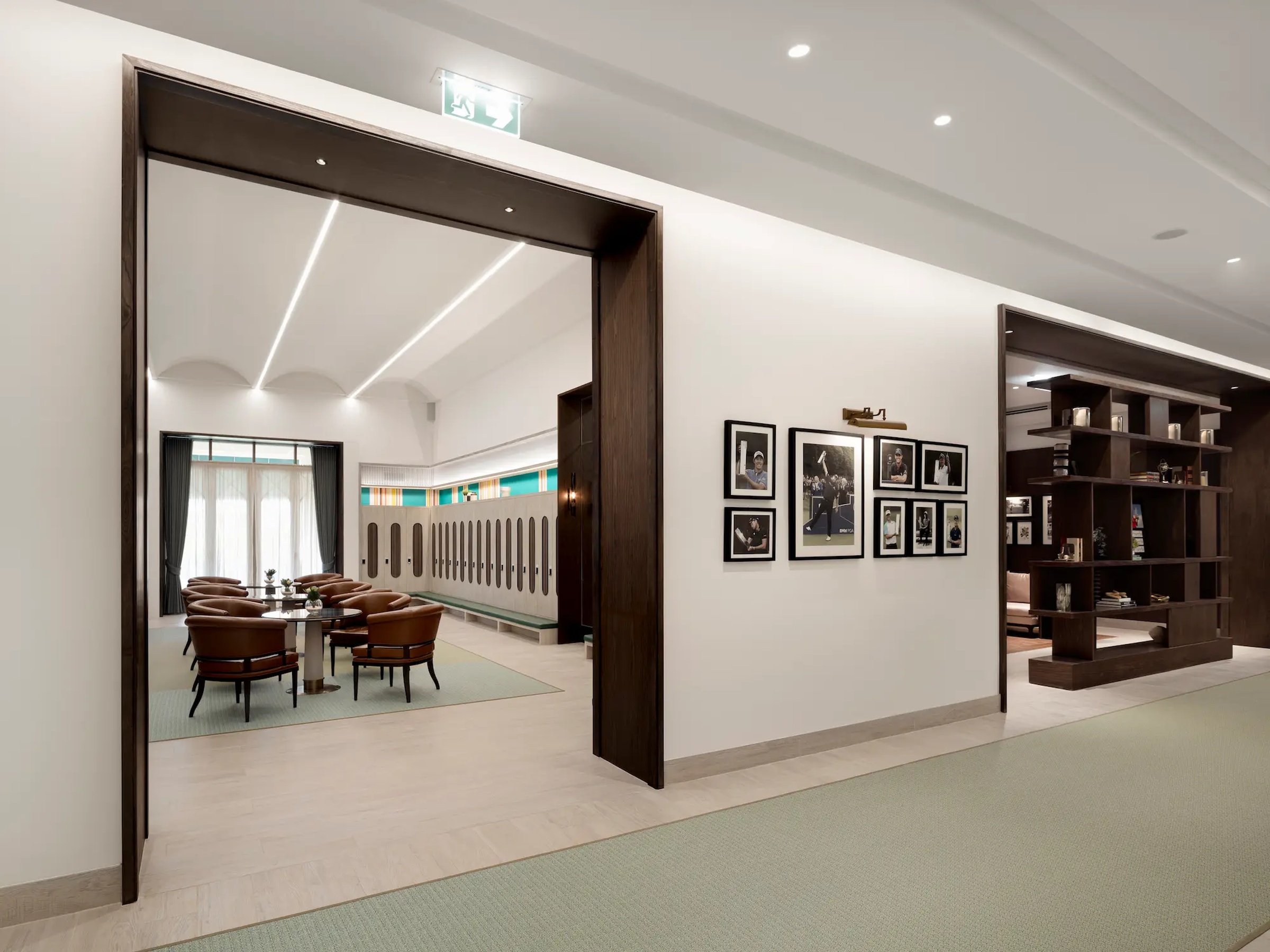 Green yang dikelilingi air di Robinswood Golf Club
