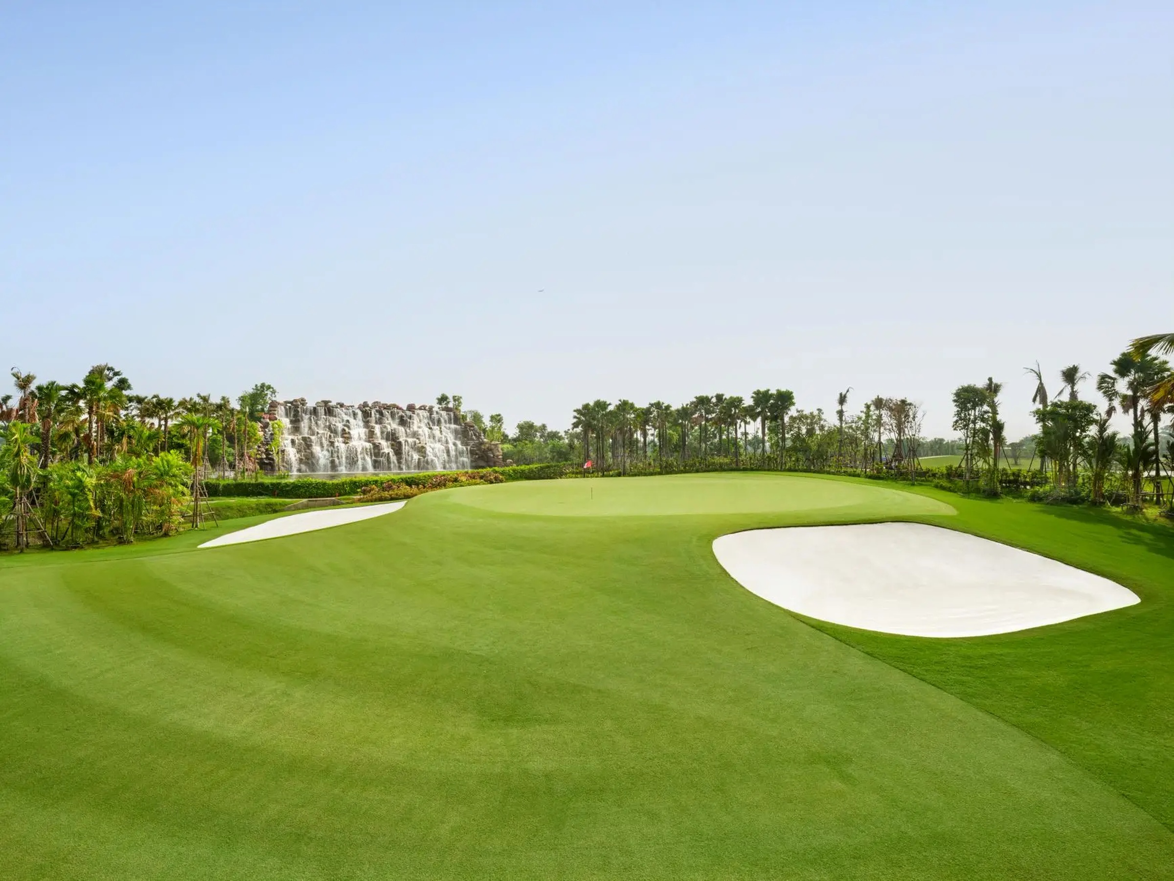 Clubhouse dan pemandangan air di Robinswood Golf Club