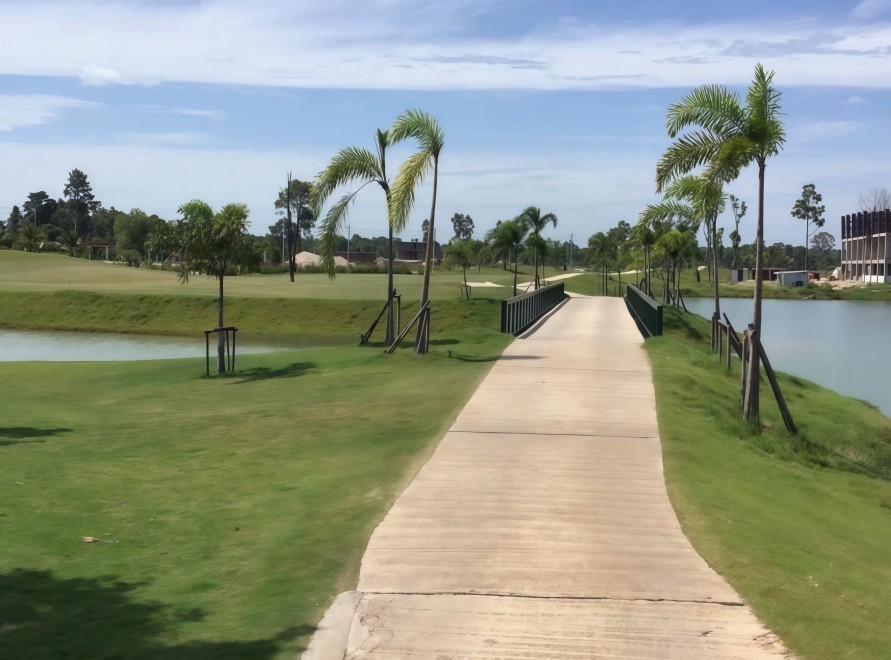 Royal Creek Golf Club and Resort の水が絡むホール