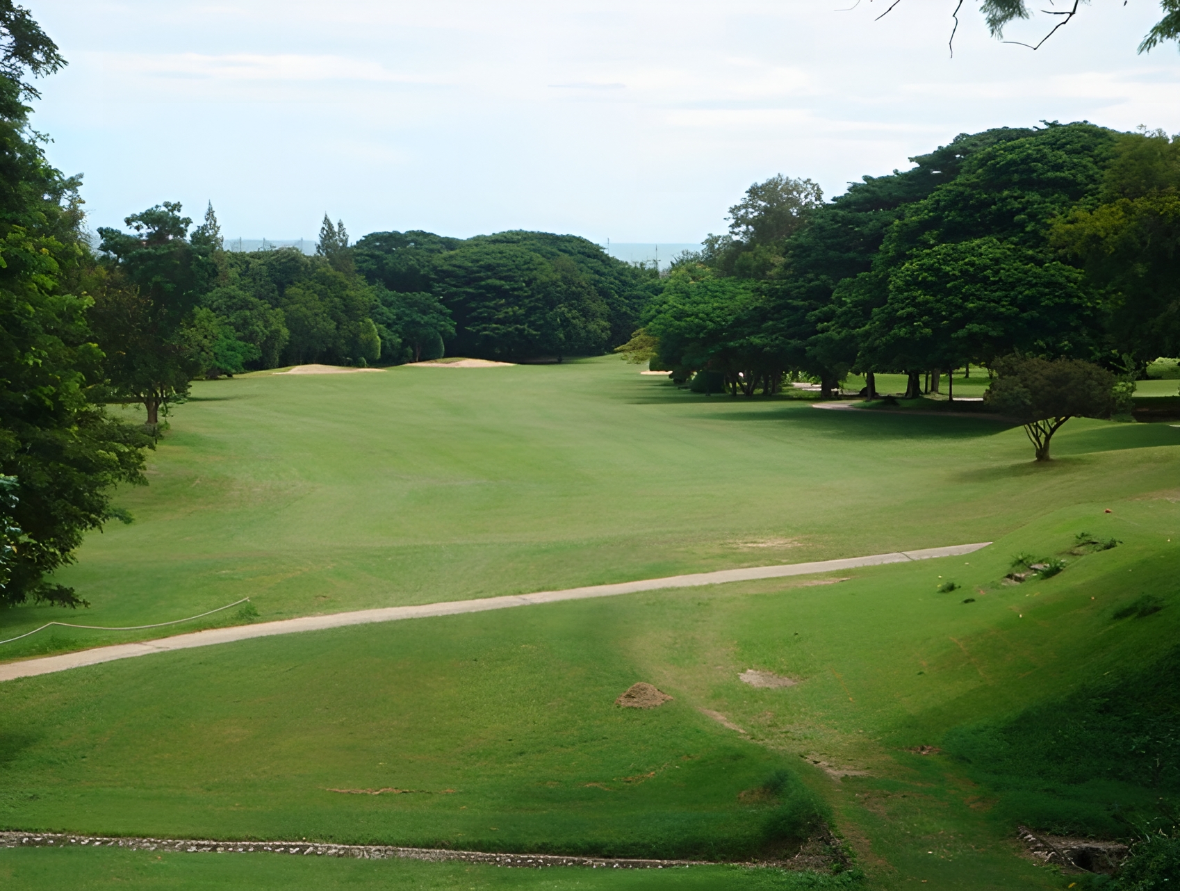 Royal Hua Hin Golf Course の岩山を背にしたホール