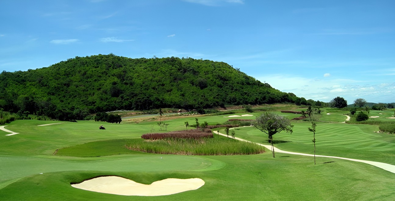 Royal Hua Hin Golf Course の樹木に縁取られたフェアウェイとグリーン