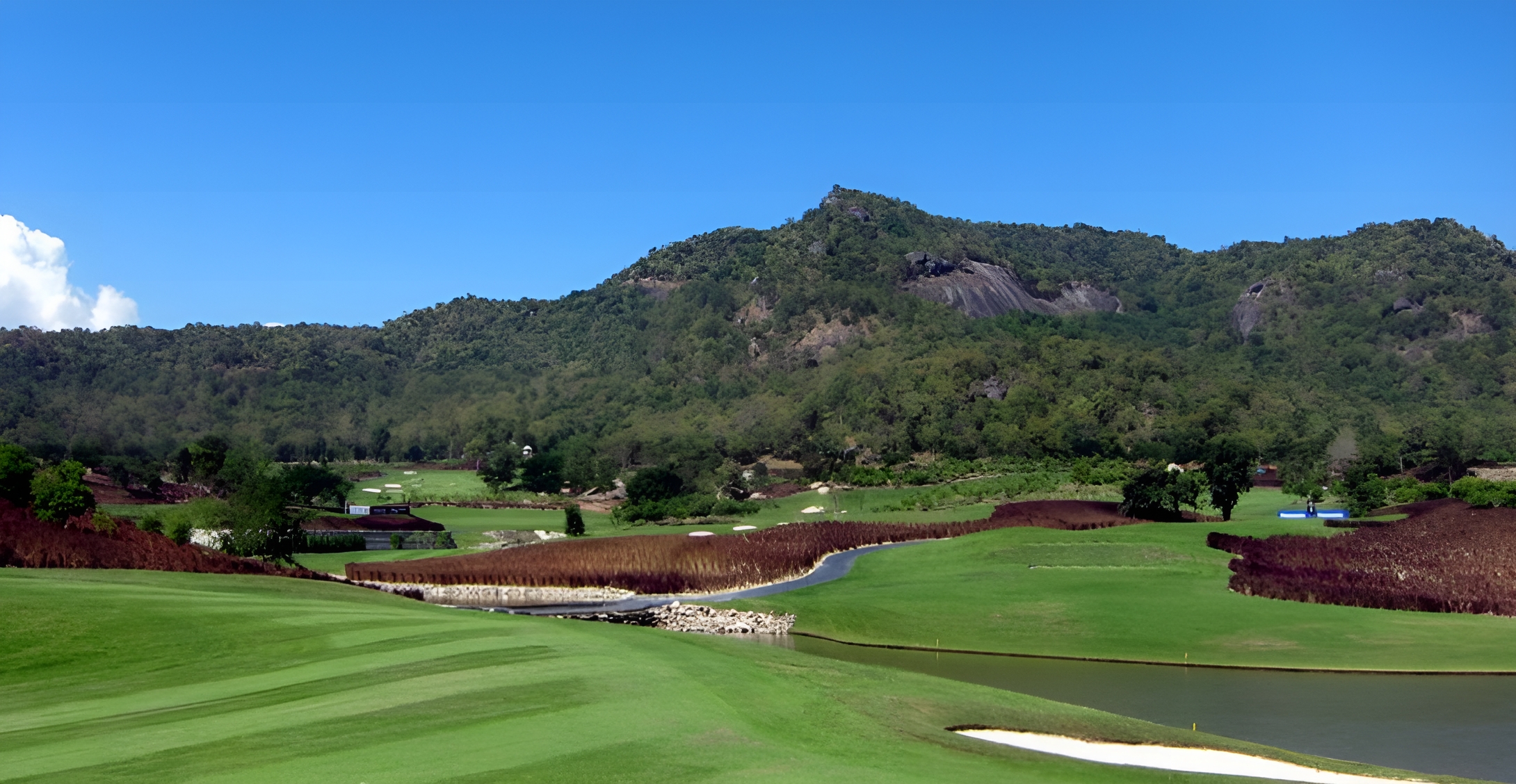 Royal Hua Hin Golf Course（ロイヤル・ホアヒン・ゴルフコース）の樹木に縁取られたフェアウェイ
