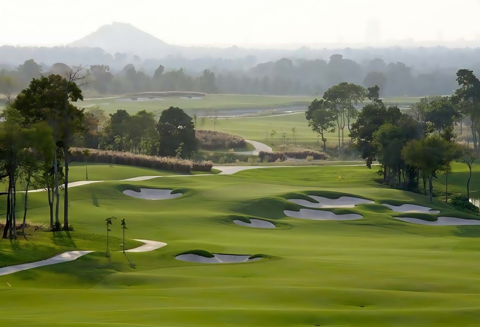 Siam Country Club Pattaya Plantation（サイアム・カントリークラブ・パタヤ プランテーション）の起伏あるフェアウェイ