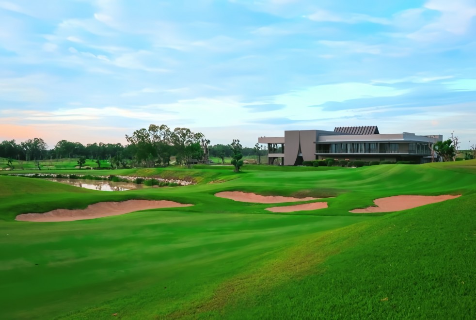 Siam Country Club Pattaya Rolling Hills の広いフェアウェイ