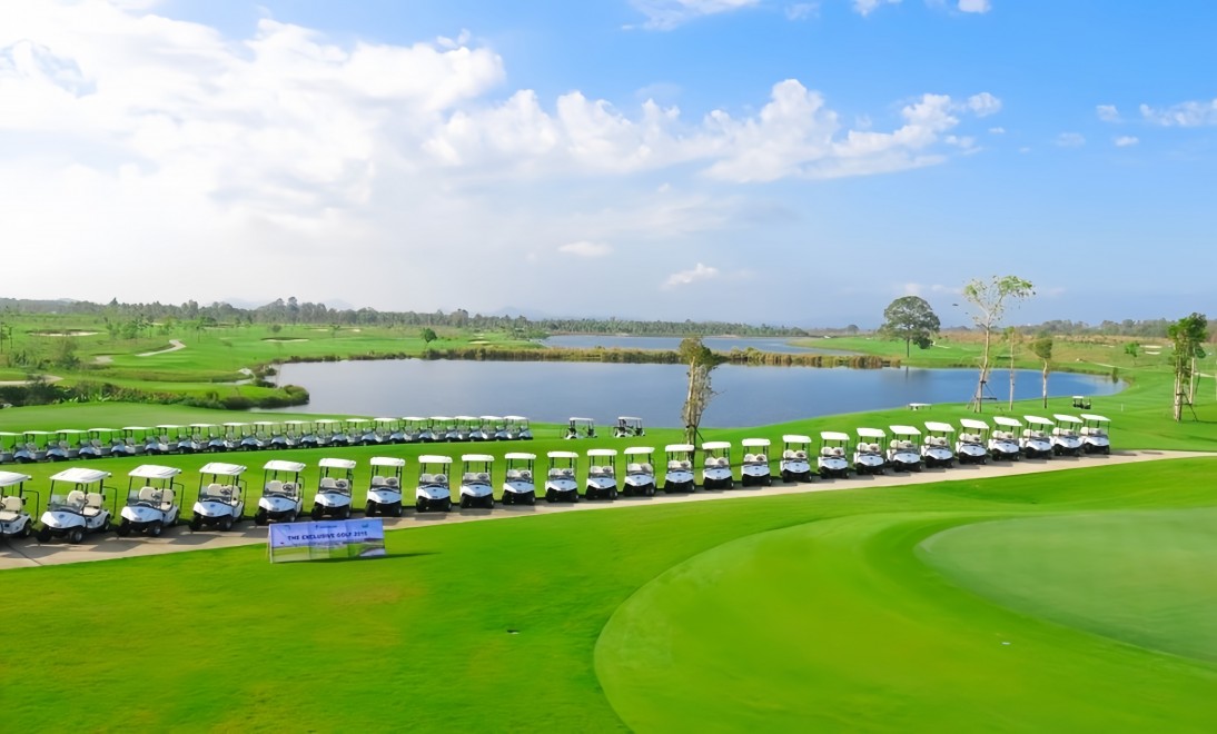 Siam Country Club Pattaya Waterside の湖を巻くホール
