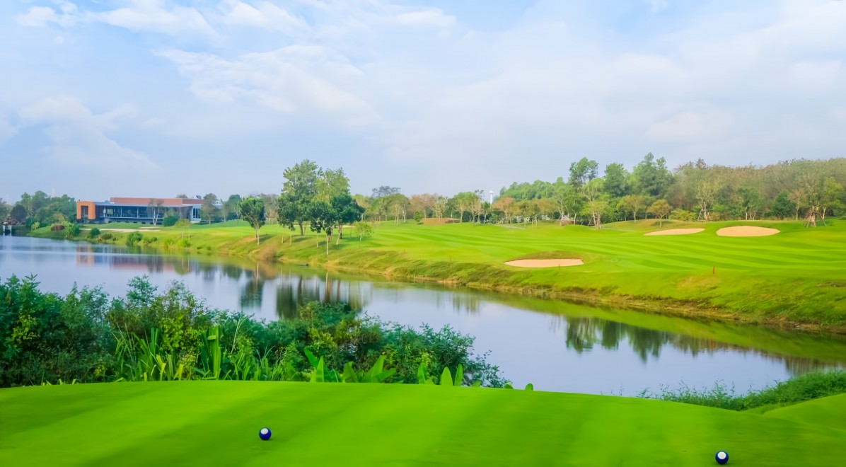 Siam Country Club Pattaya Waterside のクラブハウスと湖