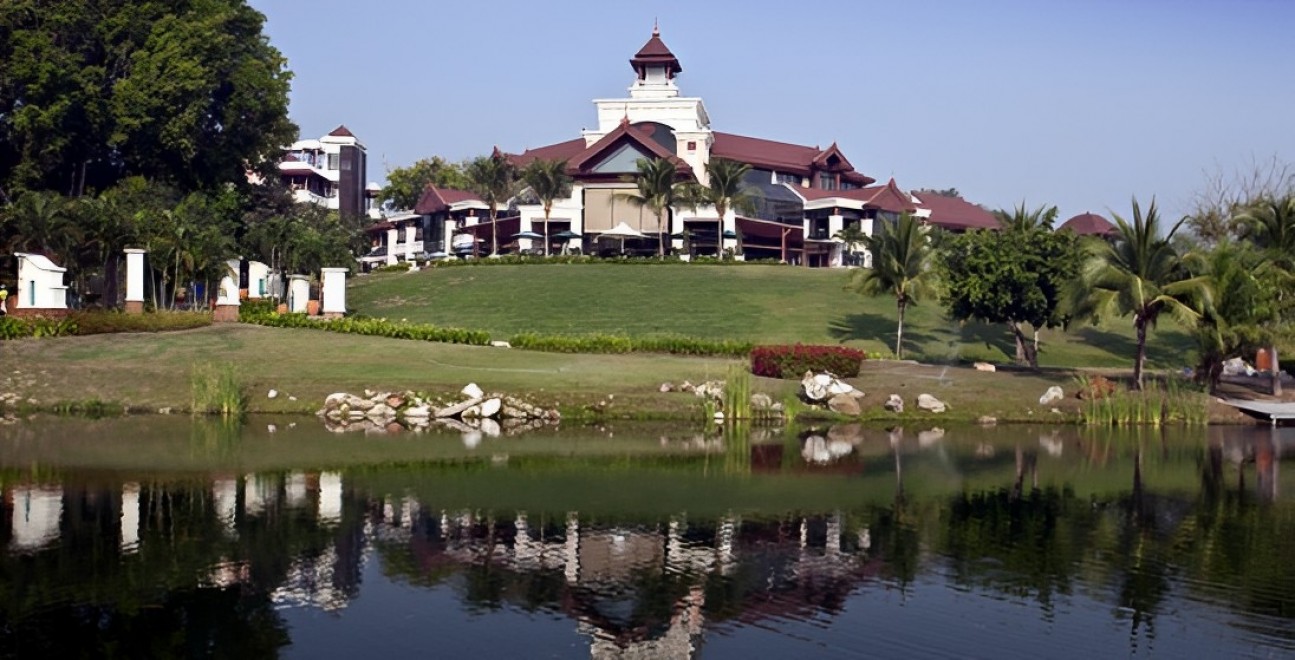 Springfield Royal Country Club の水が絡むホール