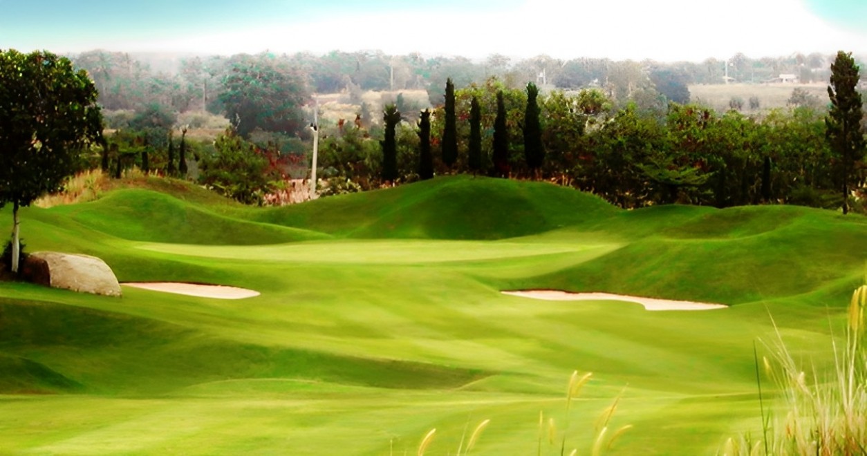 St Andrews 2000 Golf Club（セントアンドリュース2000・ゴルフクラブ）の起伏のあるフェアウェイ