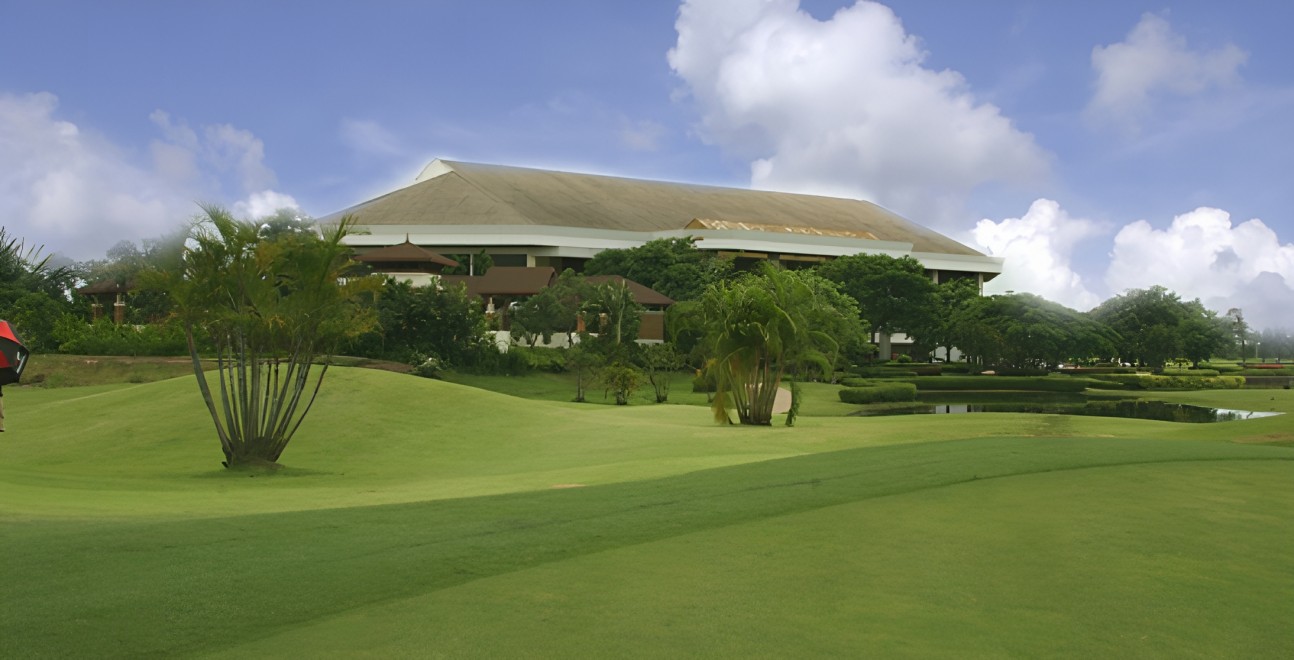 Green yang dikelilingi danau di Thanya Golf Club
