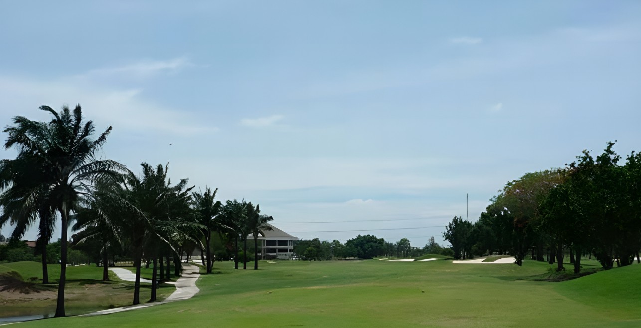 Pemandangan luas Thanya Golf Club
