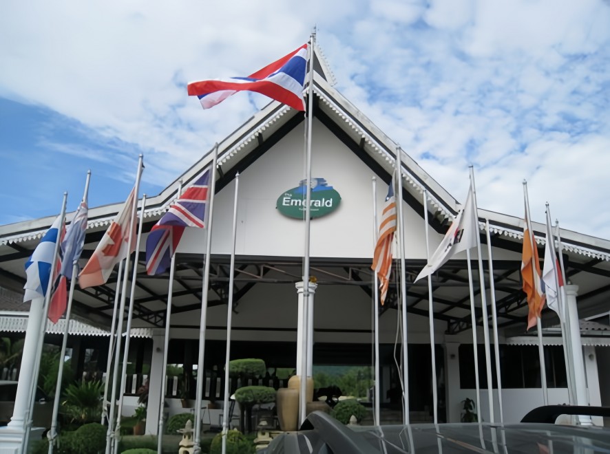 The Emerald Golf Club の盛り上がったグリーン