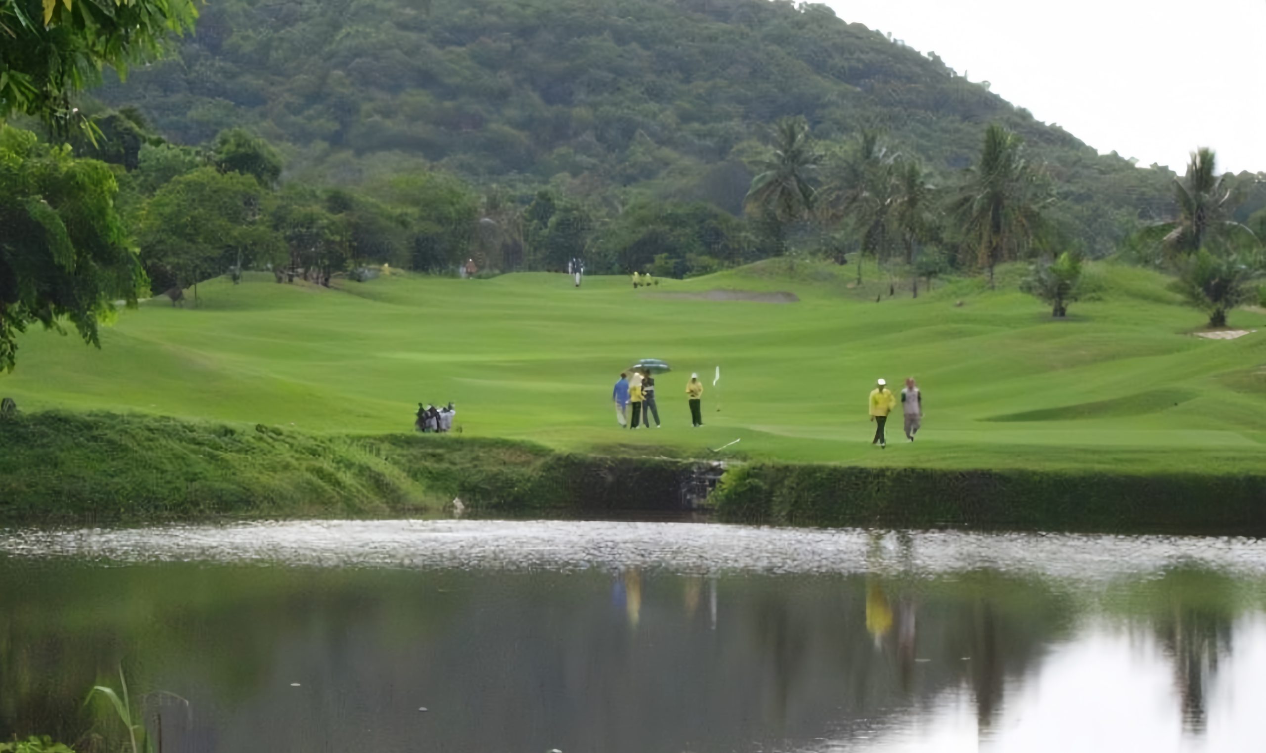 The Emerald Golf Club の熱帯雨林に囲まれた全景