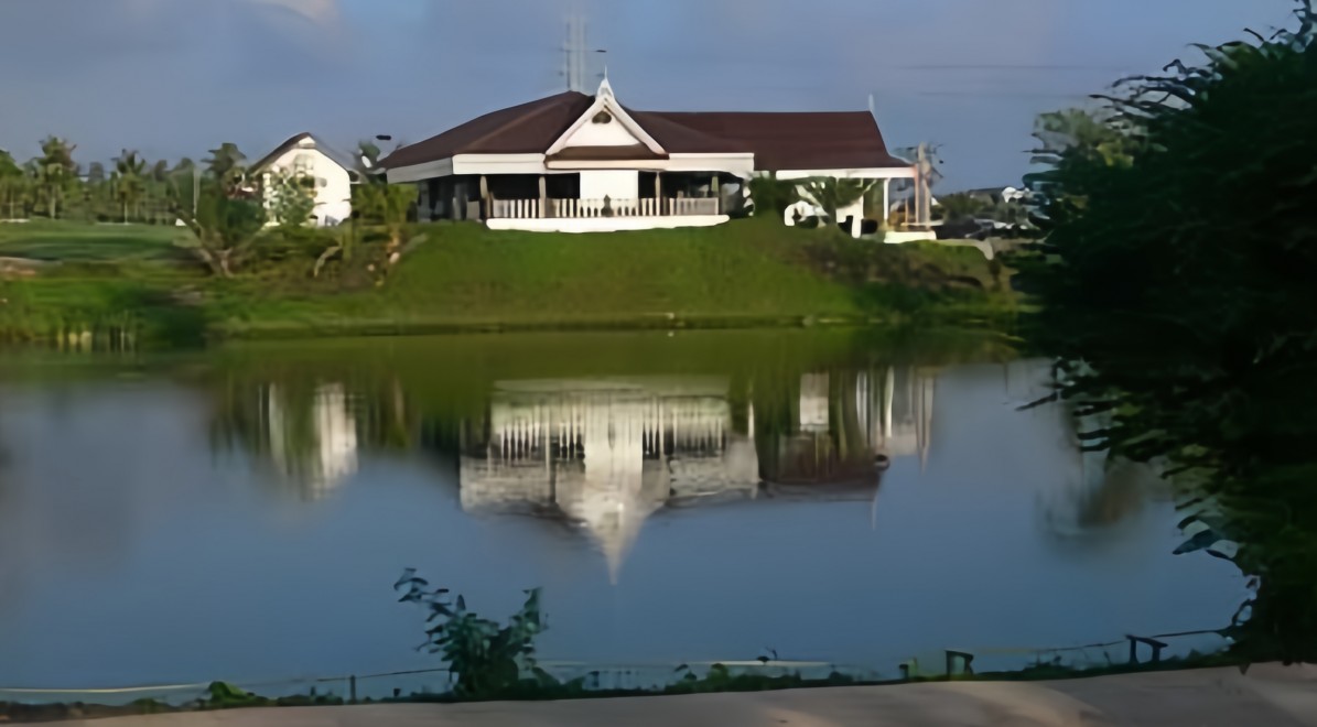 The Emerald Golf Club(ジ・エメラルド・ゴルフクラブ)の熱帯雨林に囲まれたホール