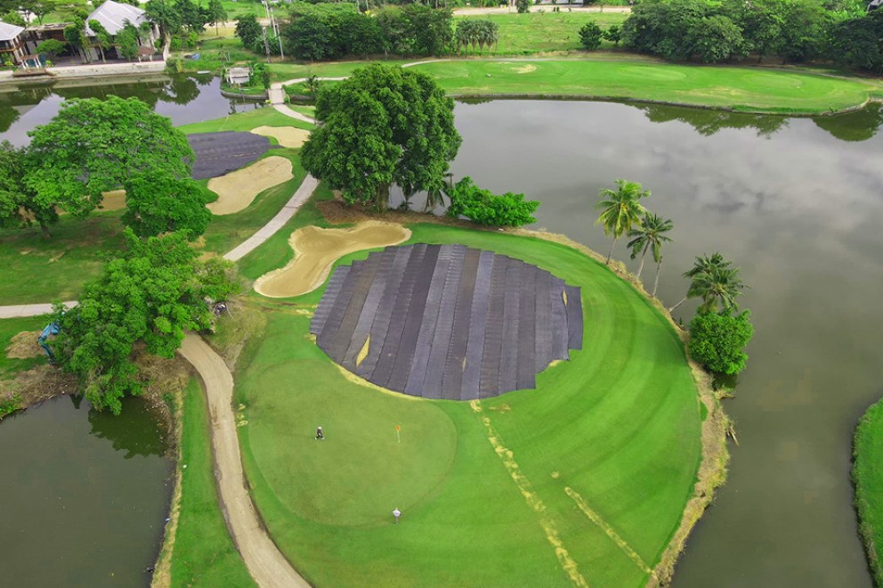 The Pomelo Golf Club の水景とバンカー