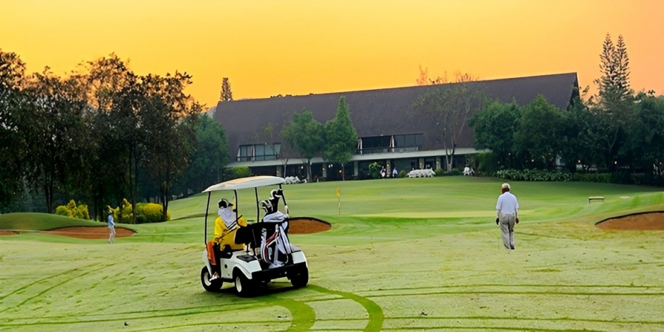 The Royal ChiangMai Golf Resort のうねるフェアウェイ