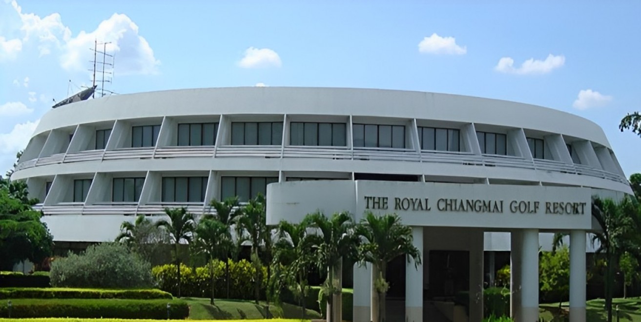The Royal ChiangMai Golf Resort（ザ・ロイヤル・チェンマイ・ゴルフリゾート）の山に囲まれた谷のフェアウェイ