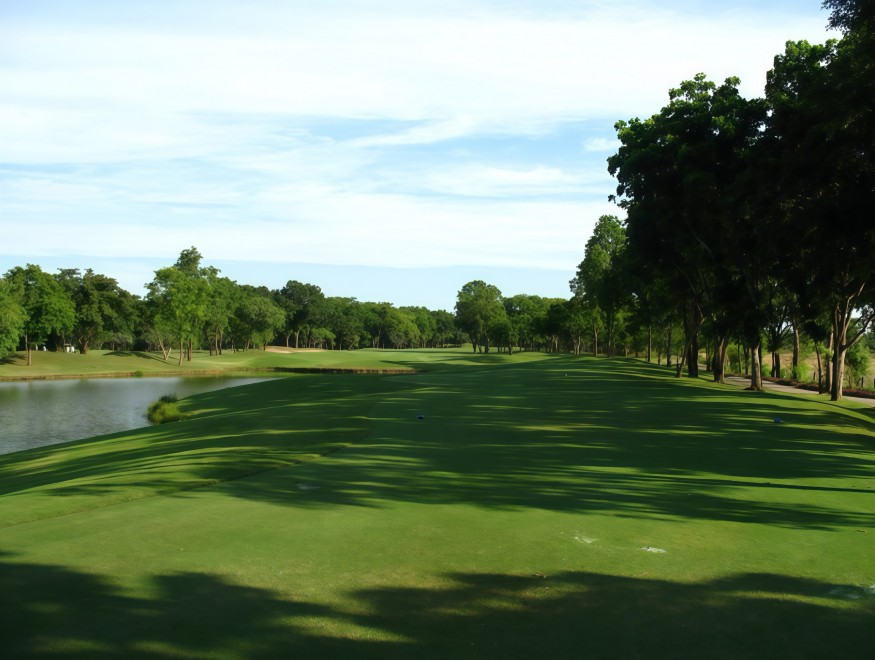 The Royal Gems Golf & Sport Club の池とグリーン