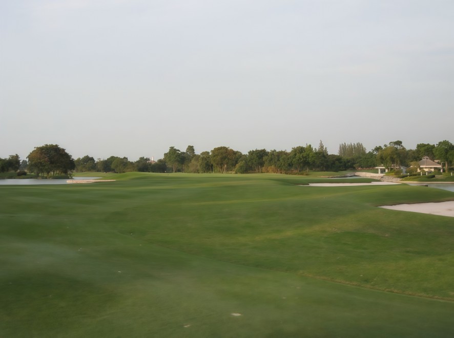 The Royal Gems Golf & Sport Club(ロイヤルジェムス・ゴルフ&スポーツクラブ)の水越えのパー3