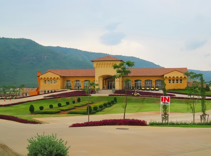 Toscana Valley Country Club の水越えのホール